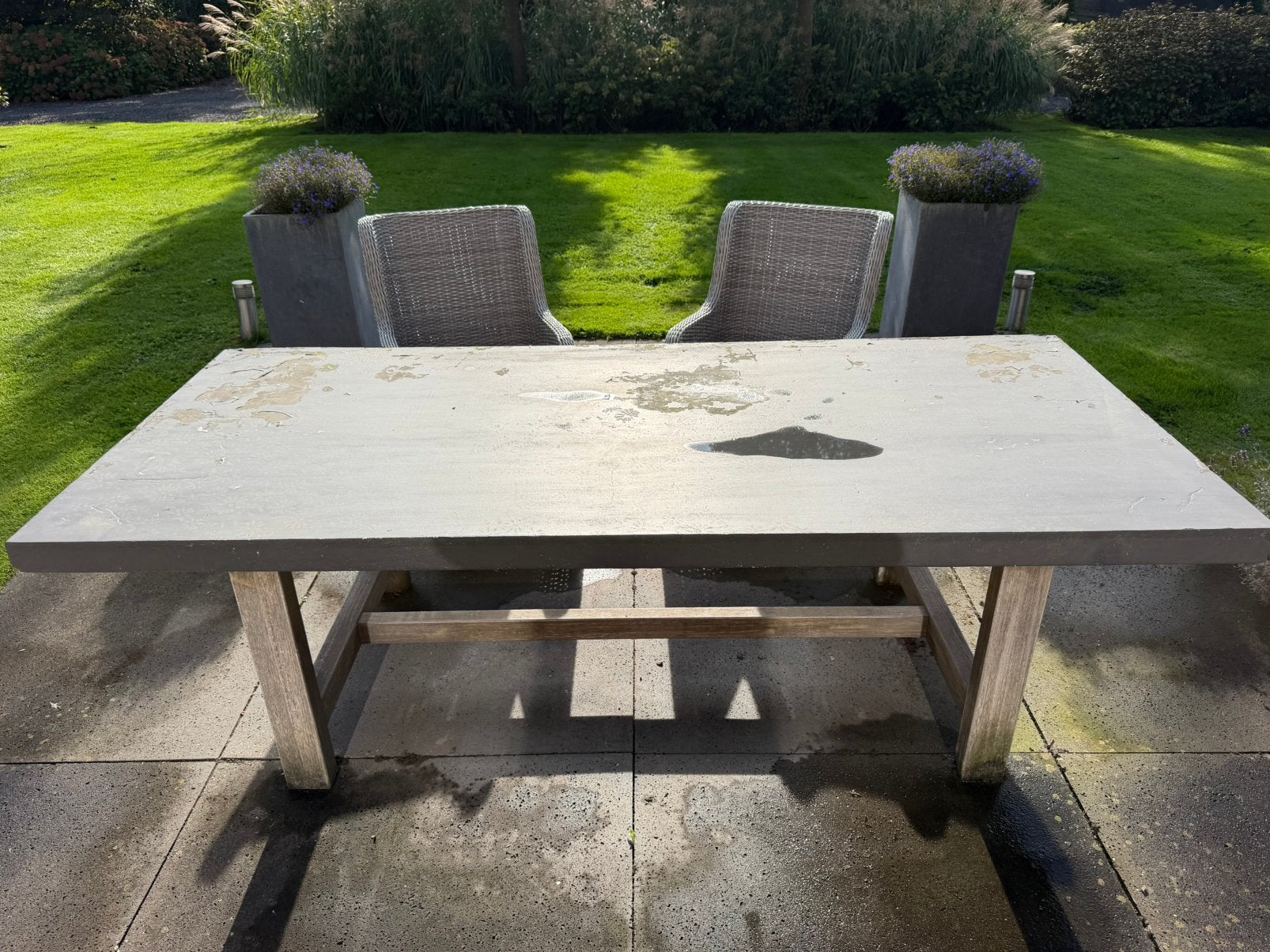 Foto 3 van Tuintafel met blad van beton