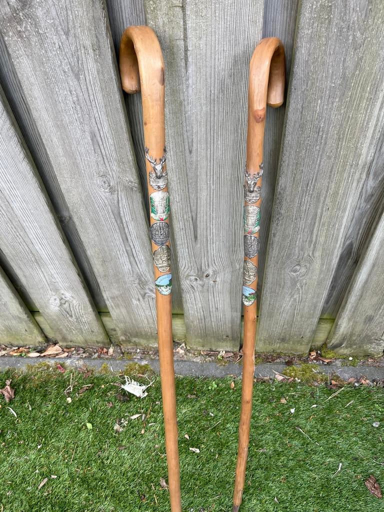 Identieke tirolse wandelstokken inclusief 5 insignes, Ophalen of Verzenden, Gebruikt