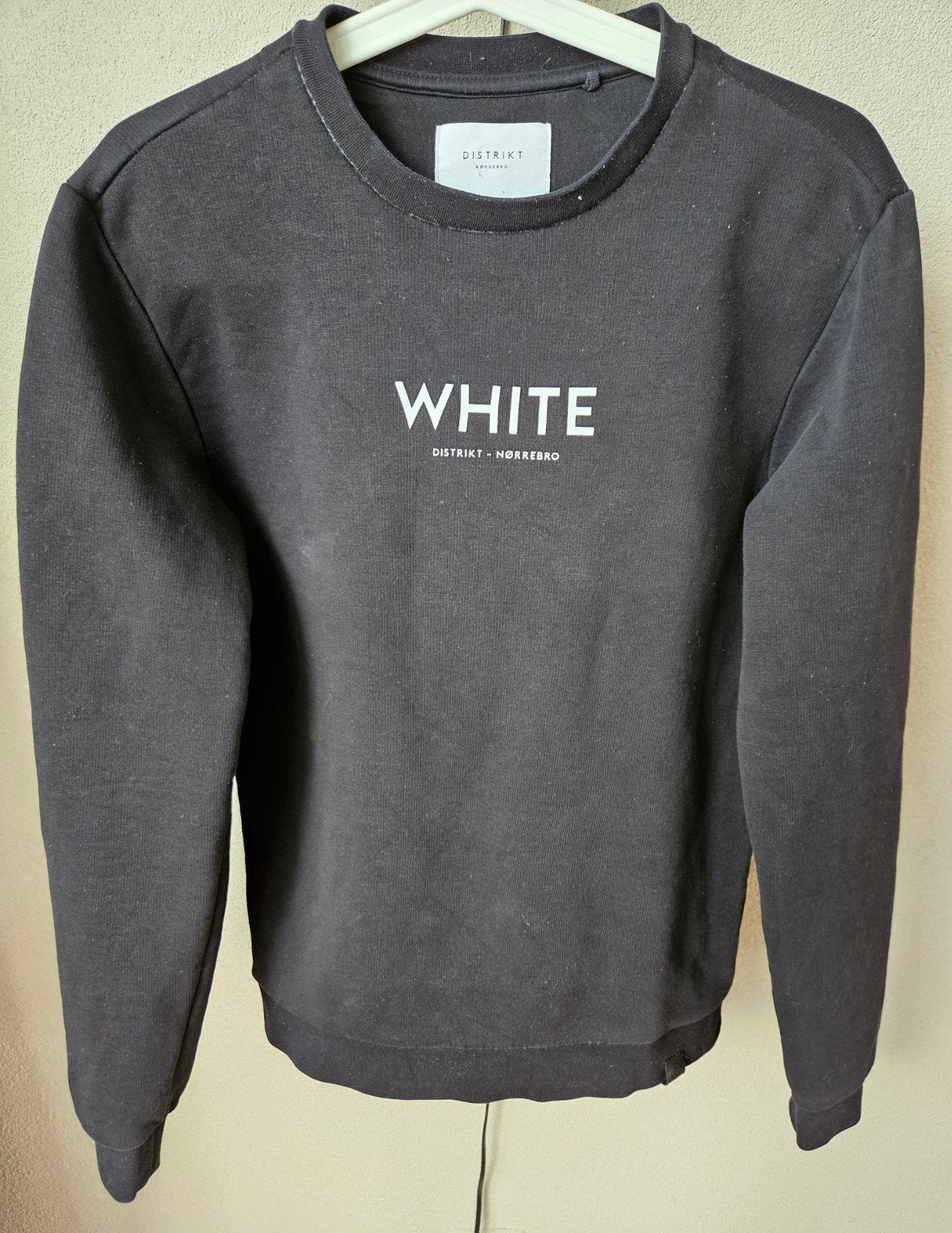 DISTRIKT NØRREBRO Zwarte Sweater met 'WHITE' print, Ophalen of Verzenden