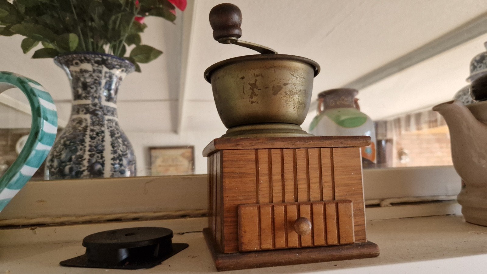 Vintage koffiemolen met houten behuizing en metalen trechter, Ophalen of Verzenden