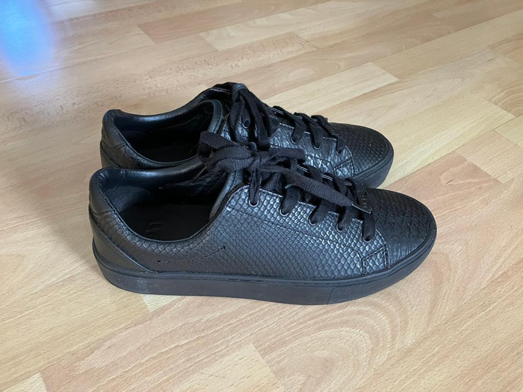 UGG zwarte leren schoenen mt 39 izgs, Kleding | Dames, Schoenen, Schoenen met lage hakken, Zwart, Ophalen of Verzenden, Gedragen