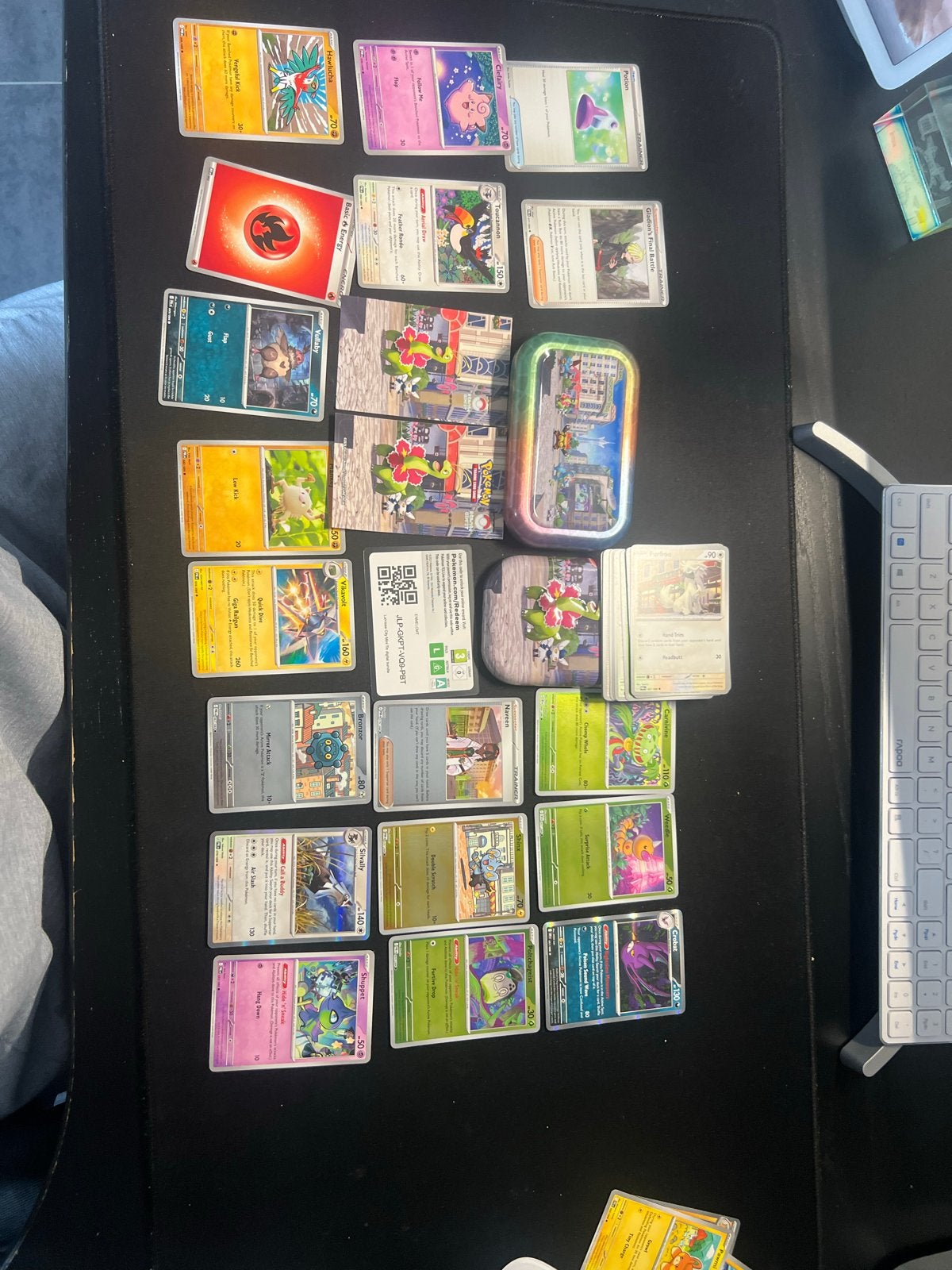Pokémon Kaarten Verzameling met Tin & Code Card, Ophalen of Verzenden, Zo goed als nieuw, Meerdere kaarten, Foil