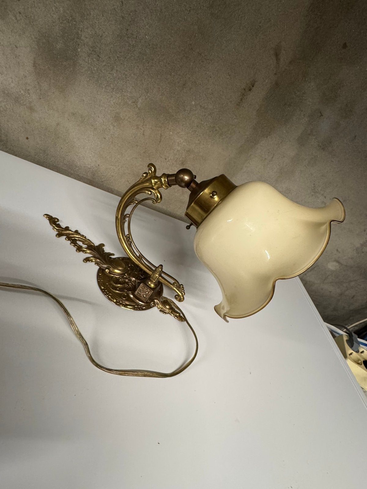 Nostalgische lamp met koperen armatuur en glazen kap, Ophalen of Verzenden, Gebruikt, Wandlamp