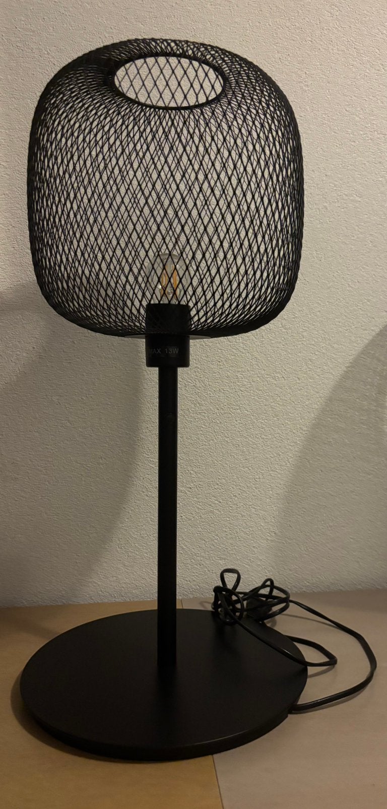 Te koop: Zwarte stalen staande lamp voor bijzettafel, Huis en Inrichting, Lampen | Tafellampen, Ophalen, Zo goed als nieuw, Zwart