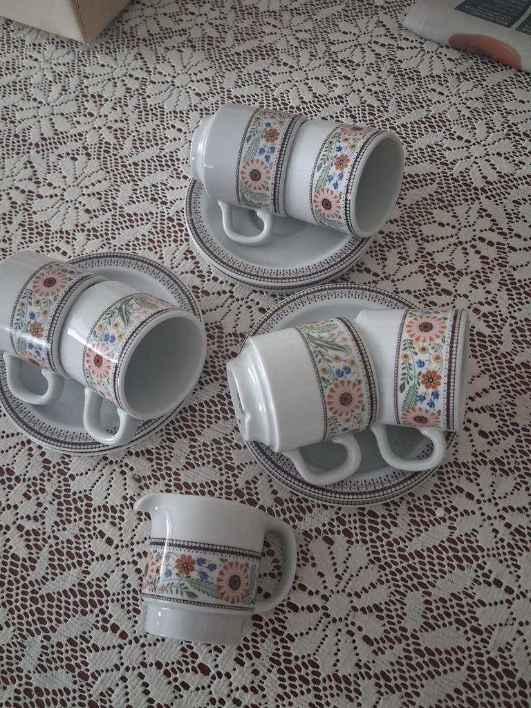 6 kop en schoteltjes Mosa porselein. En melkkannetje., Ophalen of Verzenden, Zo goed als nieuw