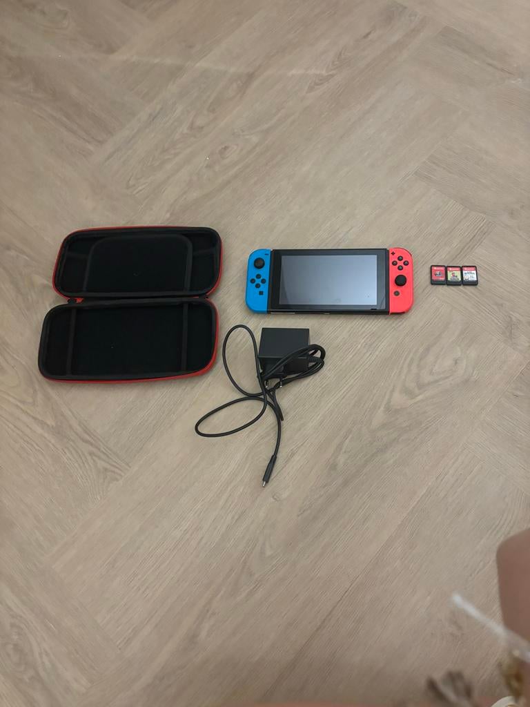Nintendo Switch met 2 controllers, hoes en 3 games, Ophalen of Verzenden, Zo goed als nieuw