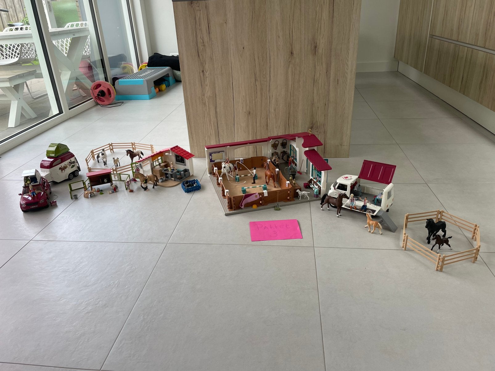 Schleich paardenstal met trailer en dierenambulance, Ophalen, Zo goed als nieuw