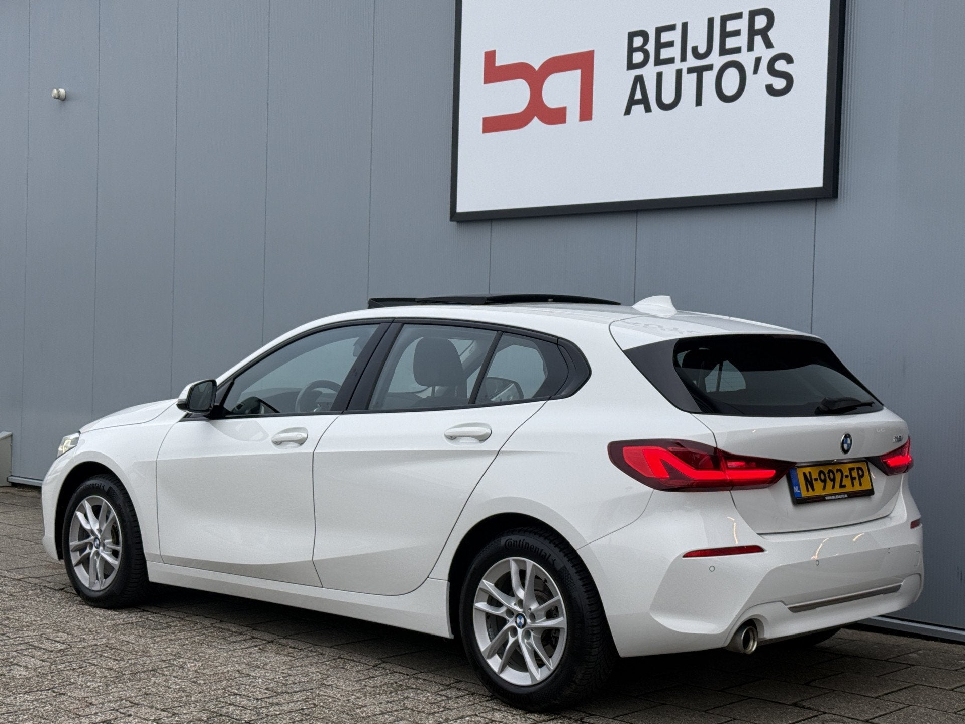 BMW 1-serie 118i High Executive Automaat/Pano/Apple Carplay., Verwarmde buitenspiegels, Gebruikt, Wit, Leder