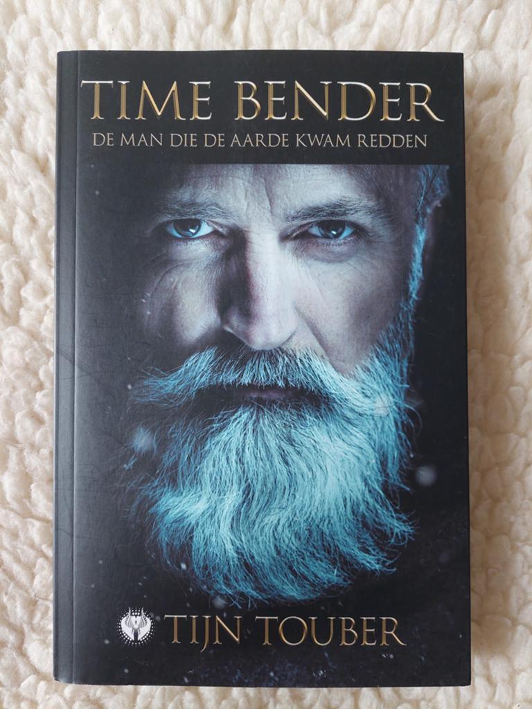 Time Bender - De man die de aarde kwam redden, Boeken, Ophalen of Verzenden, Zo goed als nieuw