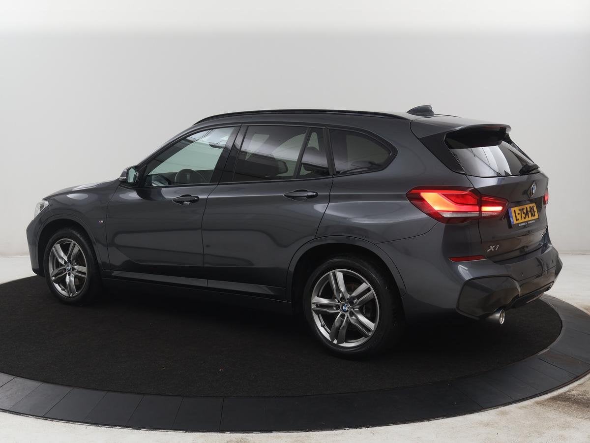 BMW X1 sDrive18i High Executive M-sport | Head-up | Half Led, Gebruikt, Alcantara, 3 cilinders, 750 kg