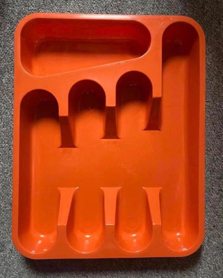 Oranje kleurige bestekbak van kunststof.  Afm. 26x33x4 cm., Ophalen of Verzenden, Huis en Inrichting