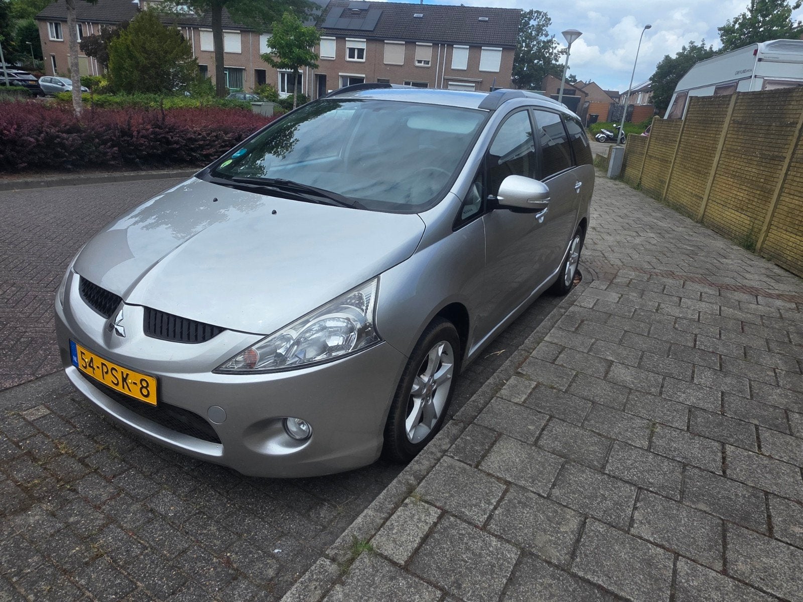Mitsubishi Grandis 2.4 Mivec 7 2011 Grijs met koude airco, Auto's, Mitsubishi, Voorwielaandrijving, Stof, 164 pk, 7 stoelen