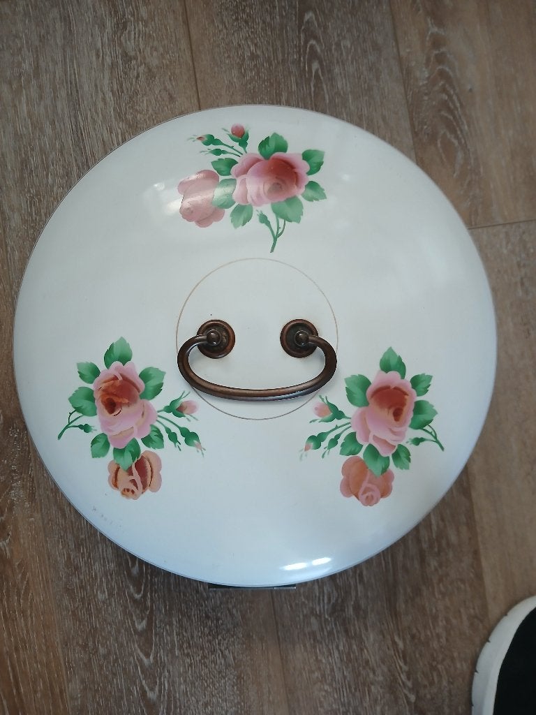 Emaille wit broodtrommel,taarttrommel met rozen en goudbies, Ophalen of Verzenden