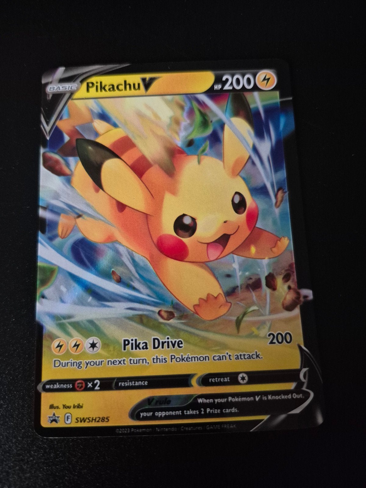 Pikachu V SWSH285 Promo Kaart - Pokémon TCG, Ophalen of Verzenden, Zo goed als nieuw, Losse kaart, Foil