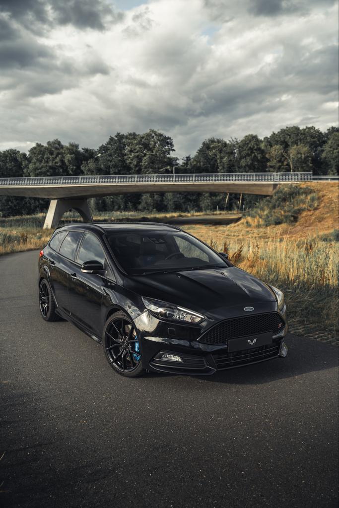 Ford Focus ST 2.0 Ecoboost Wagon 2017 Zwart, 15 km/l, 4 cilinders, Leder en Stof, Zwart
