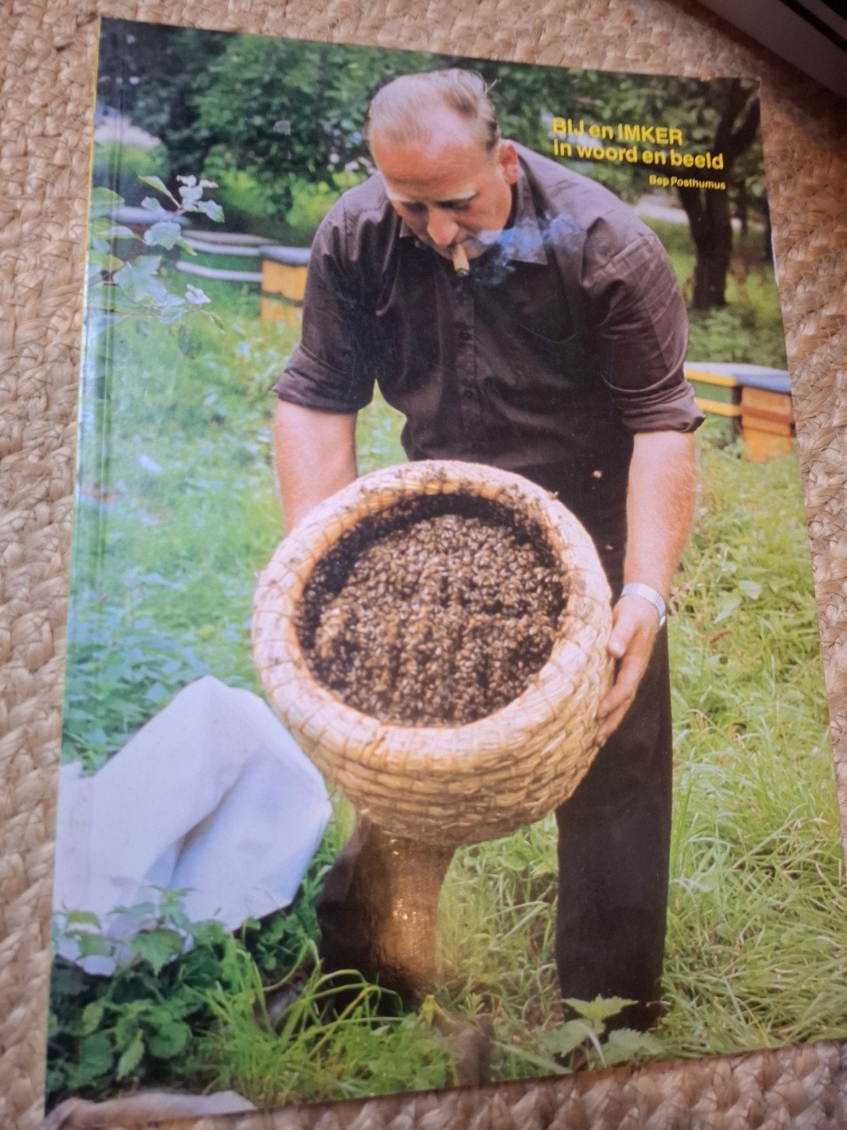BIJ en IMKER in woord en beeld - Bep Posthumus, Ophalen of Verzenden, Gelezen, Natuur algemeen, Bep Posthumus