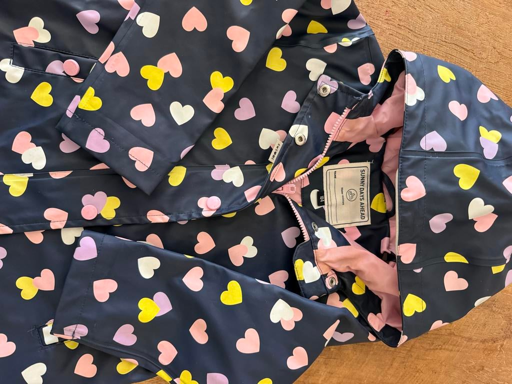 Regenjas met hartjes maat 104 - Zo goed als nieuw, Kinderen en Baby's, Kinderkleding | Maat 104, Ophalen of Verzenden, Zo goed als nieuw