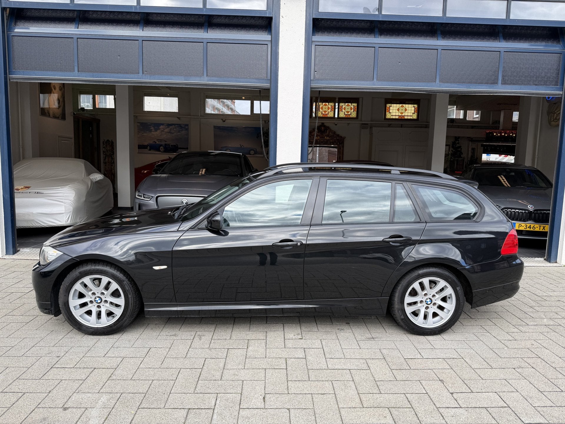 BMW 3 Serie Touring 318i Business Line ALLE ONDERHOUD AANWEZ, Euro 5, Achterwielaandrijving, Zwart, Handgeschakeld