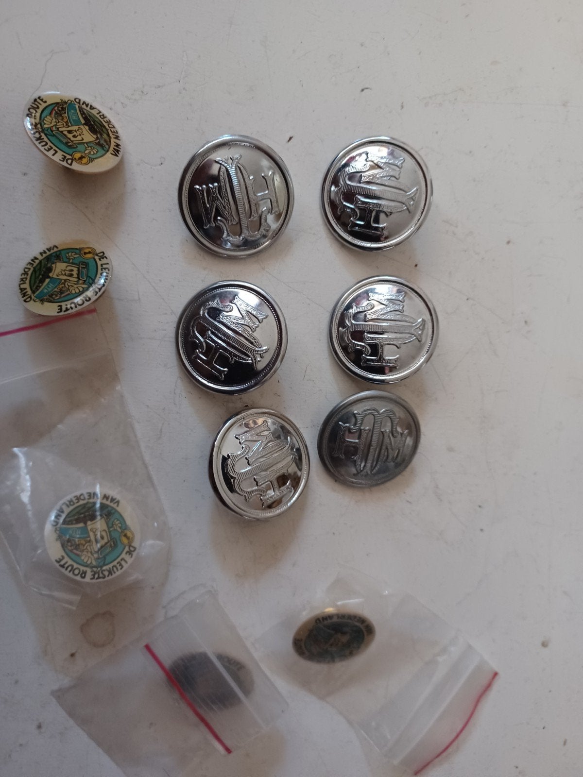 6 vintage knopen van HTM en paar pins, Ophalen, Kraal