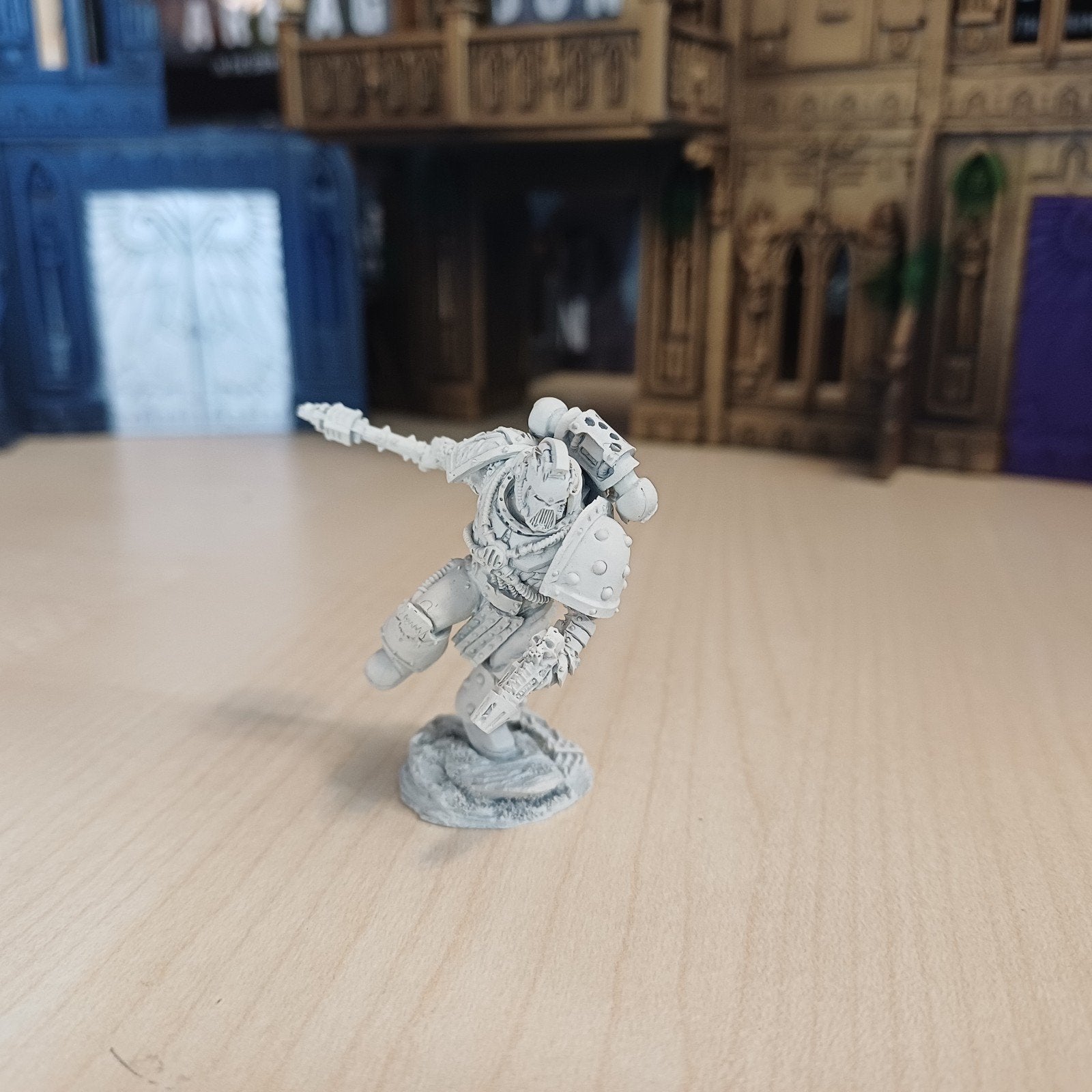 Kharn the Bloody - Horus Heresy Miniatuur (geprimed), Ophalen of Verzenden, Zo goed als nieuw