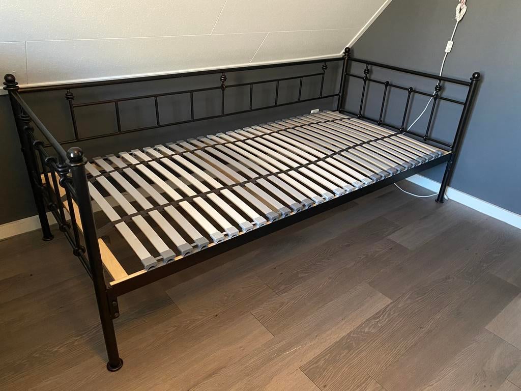 Zwart metalen spijlenbed, Huis en Inrichting, Slaapkamer | Bedden, Ophalen, Gebruikt, 90 cm, Eenpersoons
