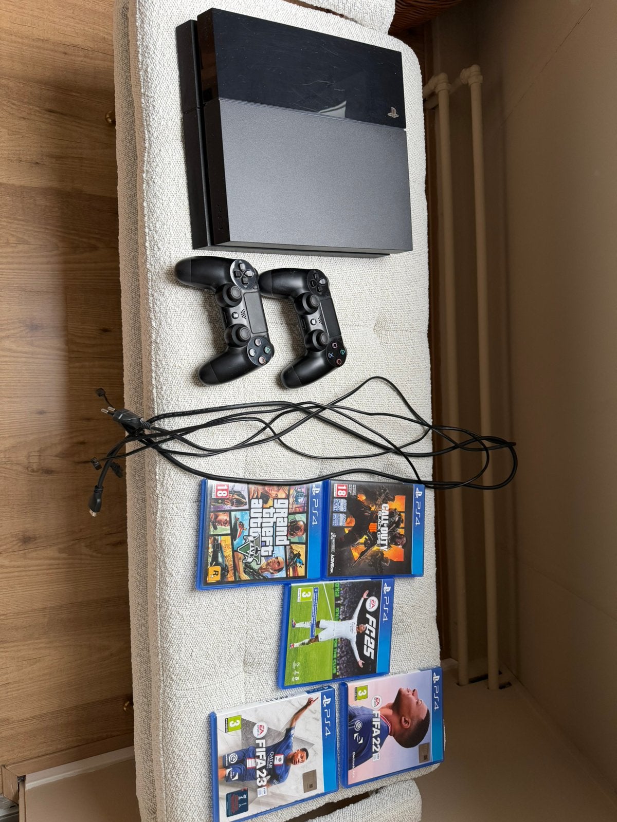 PS4 500GB + 2 controllers + 5 spellen, Ophalen, Gebruikt, 2 spelers, Sport