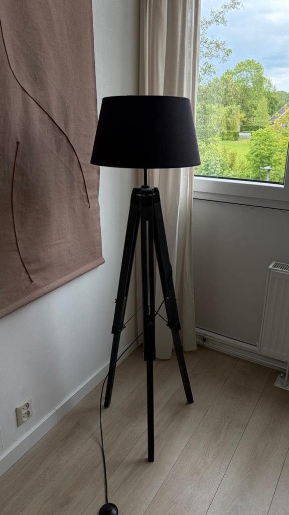 Zwarte vloerlamp met driepoot onderstel, Ophalen, Zo goed als nieuw, Hout, 100 tot 150 cm