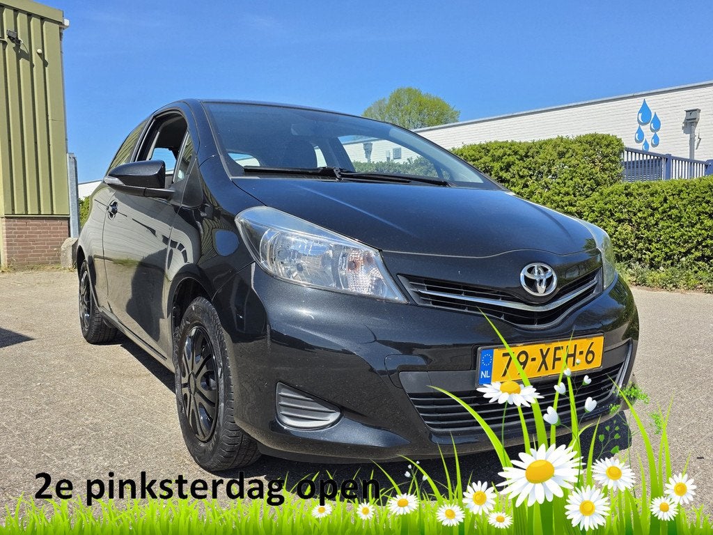Toyota Yaris 1.0 VVT-i Aspiration, Camera! Bluetooth! Apk 1-, Auto's, Toyota, Euro 5, 750 kg, Zwart, Origineel Nederlands