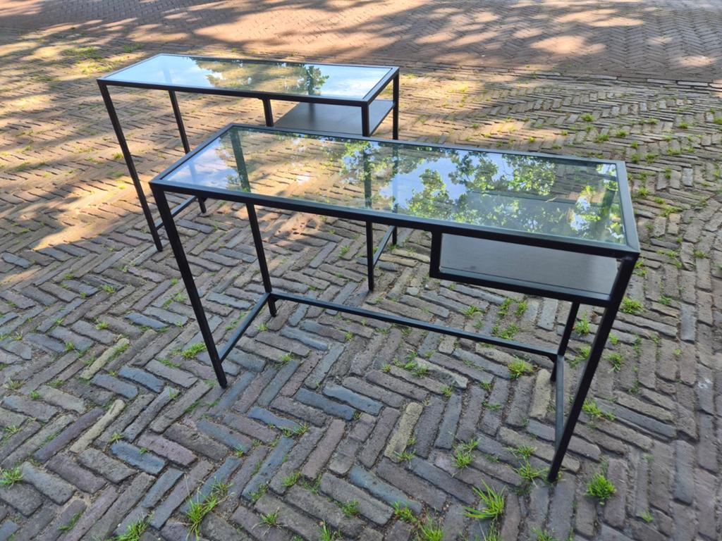 2x metalen bureau met glazen blad, Ophalen, 36 cm, Metaal, Zo goed als nieuw