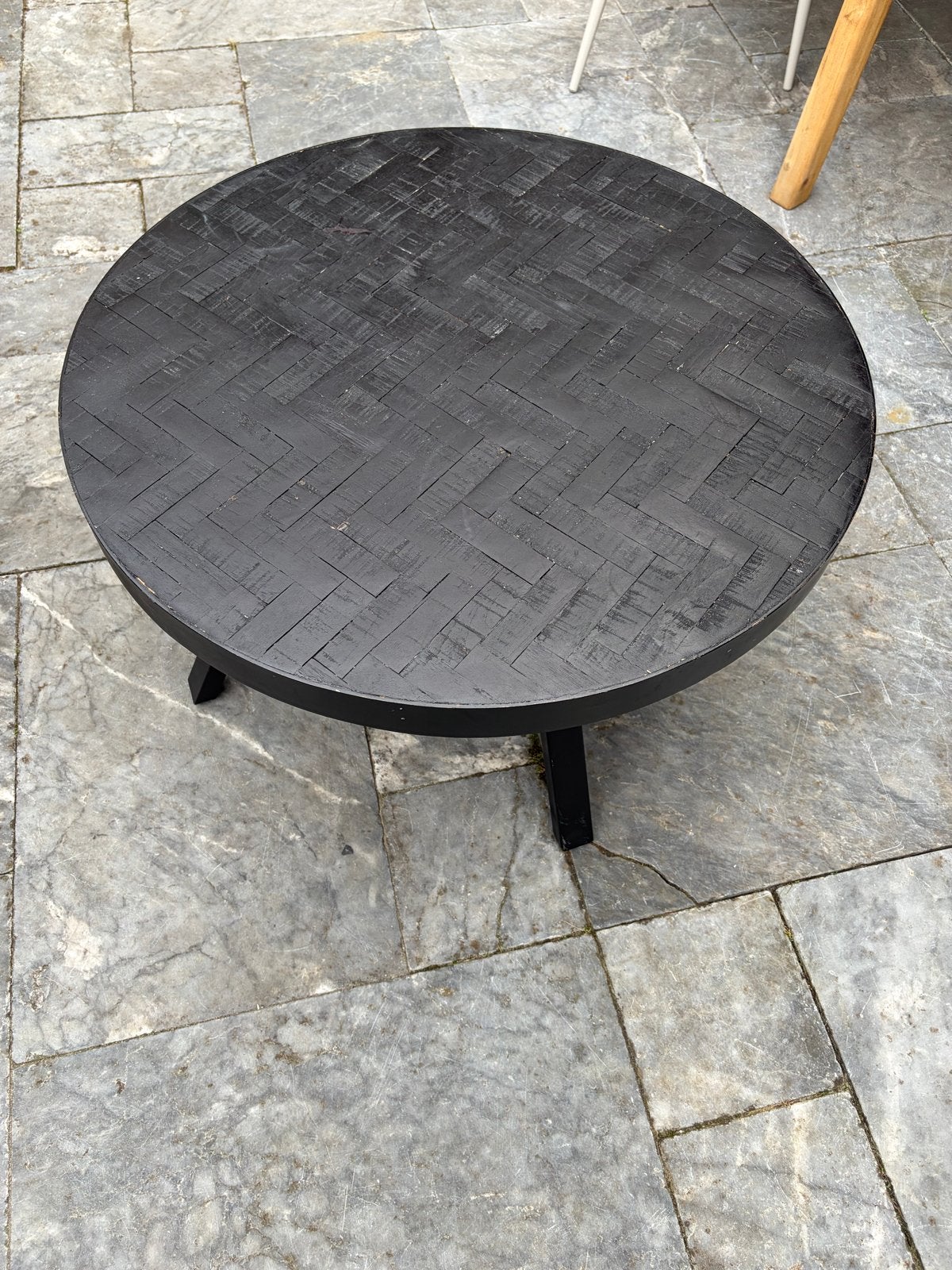 Ronde zwarte salontafel met houten blad, Huis en Inrichting, Ophalen, Gebruikt, Rond, 50 tot 100 cm