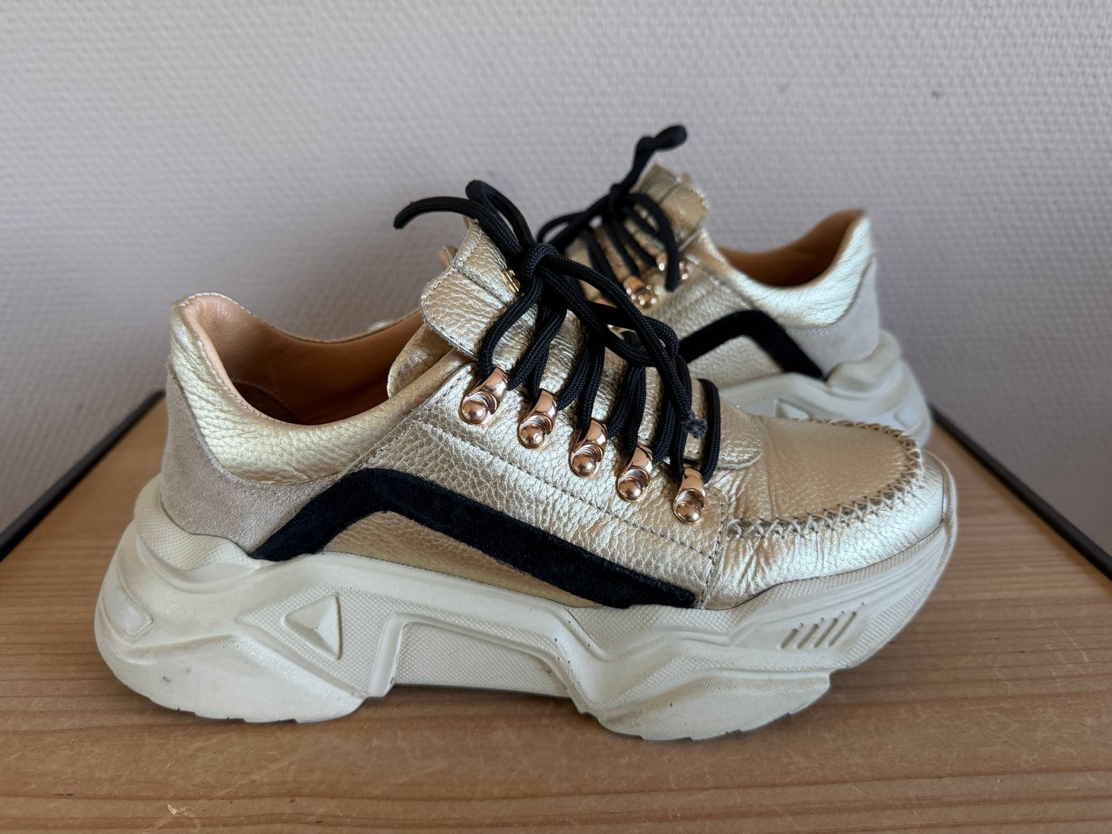 Gouden Babouche Sneakers Maat 41, Overige kleuren, Ophalen of Verzenden, Sneakers of Gympen, Zo goed als nieuw