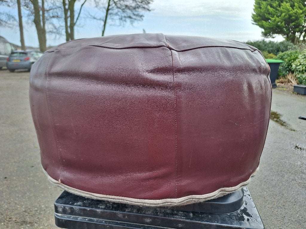 poef van leer, Ophalen, Bordeaux rood leer, Gebruikt, Leer