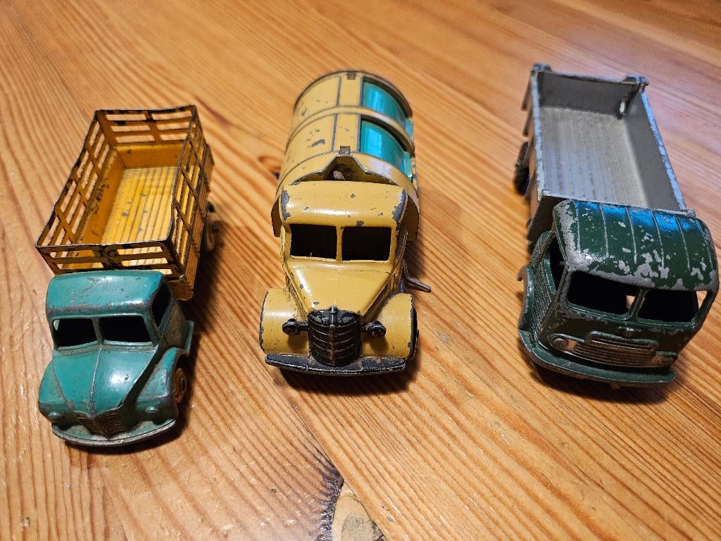 3 Dinky Toys vrachtwagens - jaren '50 - linkse 2 - en '60, Hobby en Vrije tijd, Modelauto's | 1:43, Ophalen of Verzenden, Gebruikt