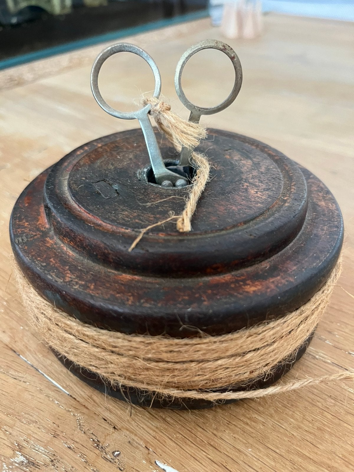Klosje met jute touw en schaartje, Antiek en Kunst, Ophalen of Verzenden