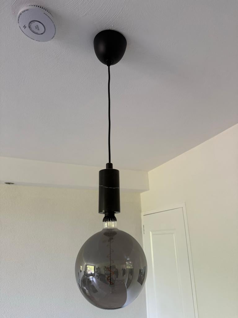 Moderne IKEA hanglamp met grote LED bolvormige lamp, Huis en Inrichting, Lampen | Tafellampen, Ophalen of Verzenden, Zo goed als nieuw