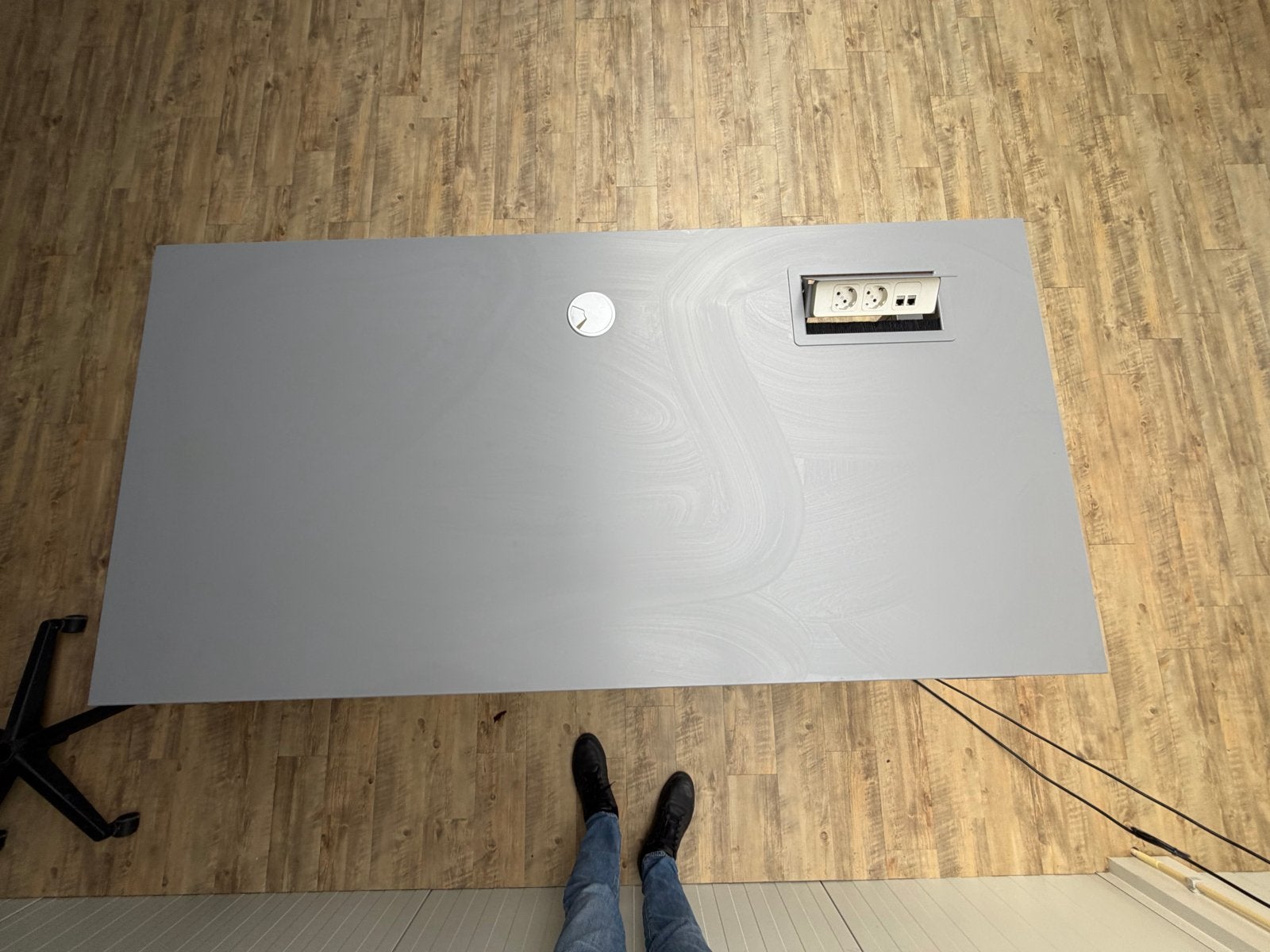Modern grijs zit-sta elektrisch bureautafel met stopcontact, Huis en Inrichting, Ophalen, Zit-sta bureau, Elektrisch, Spaanplaat of MDF