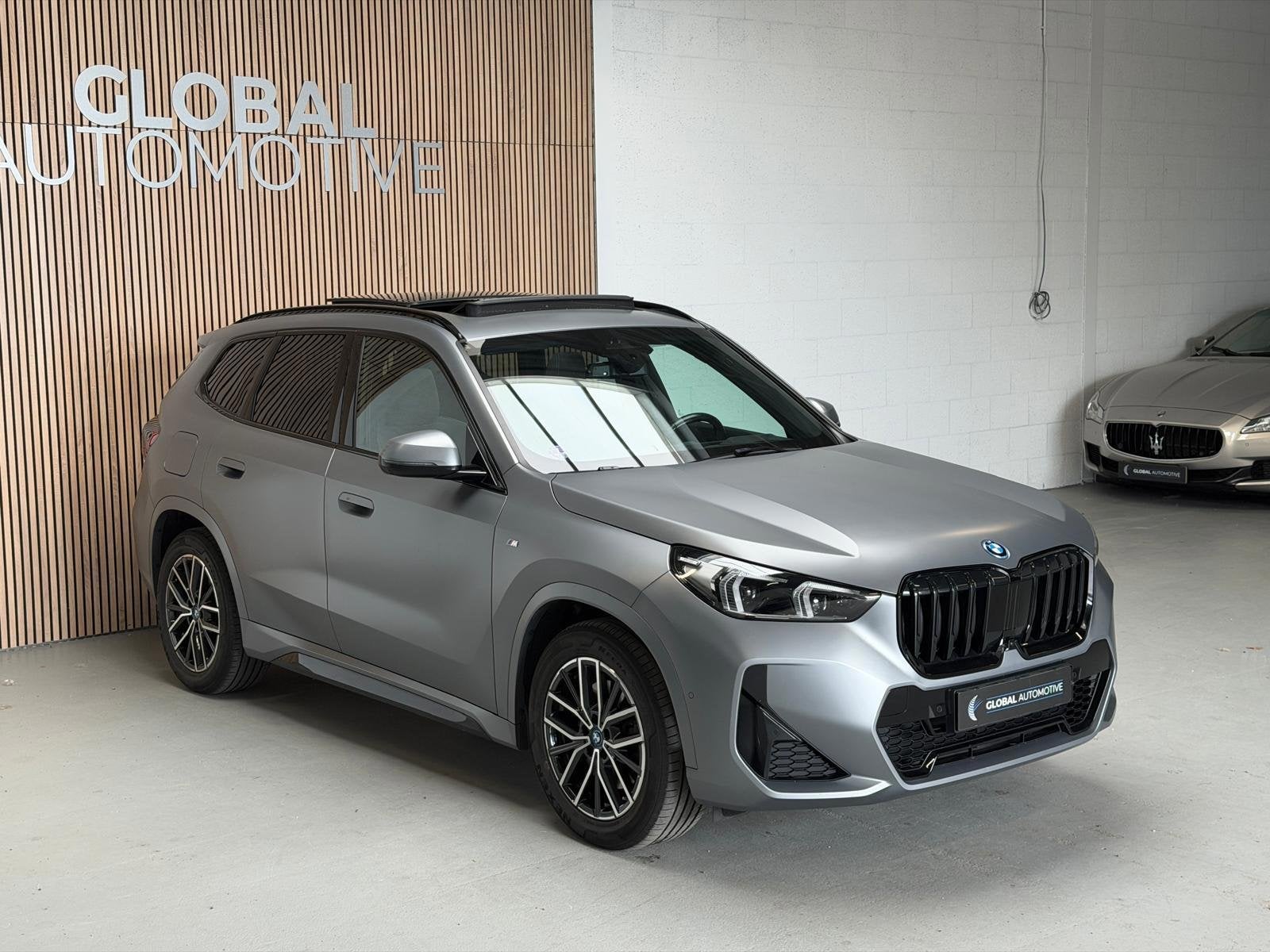 BMW X1 XDrive30e M sport - 326PK - PANORAMADAK - 360 CAMERA, Gebruikt, Zwart, Bedrijf, Hybride Elektrisch/Benzine