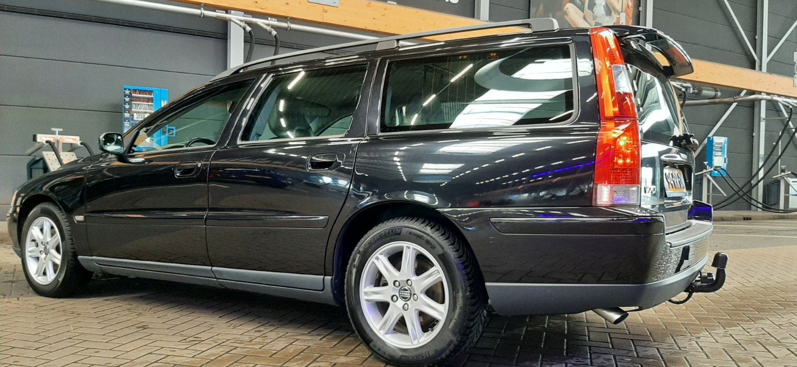 Volvo V70 2.4  2005 Zwart in perfecte staat, Auto's, Voorwielaandrijving, Dealer onderhouden, 1800 kg, Zwart