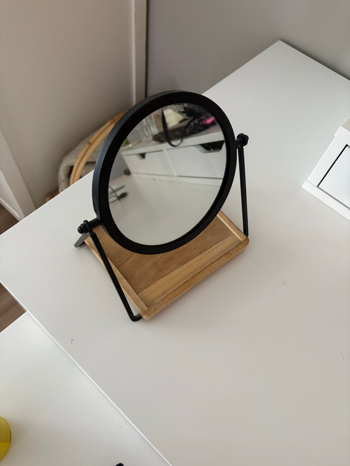 Ronde make-up spiegel met houten voet, Huis en Inrichting, Woonaccessoires | Spiegels, Minder dan 50 cm, Rond, Ophalen of Verzenden