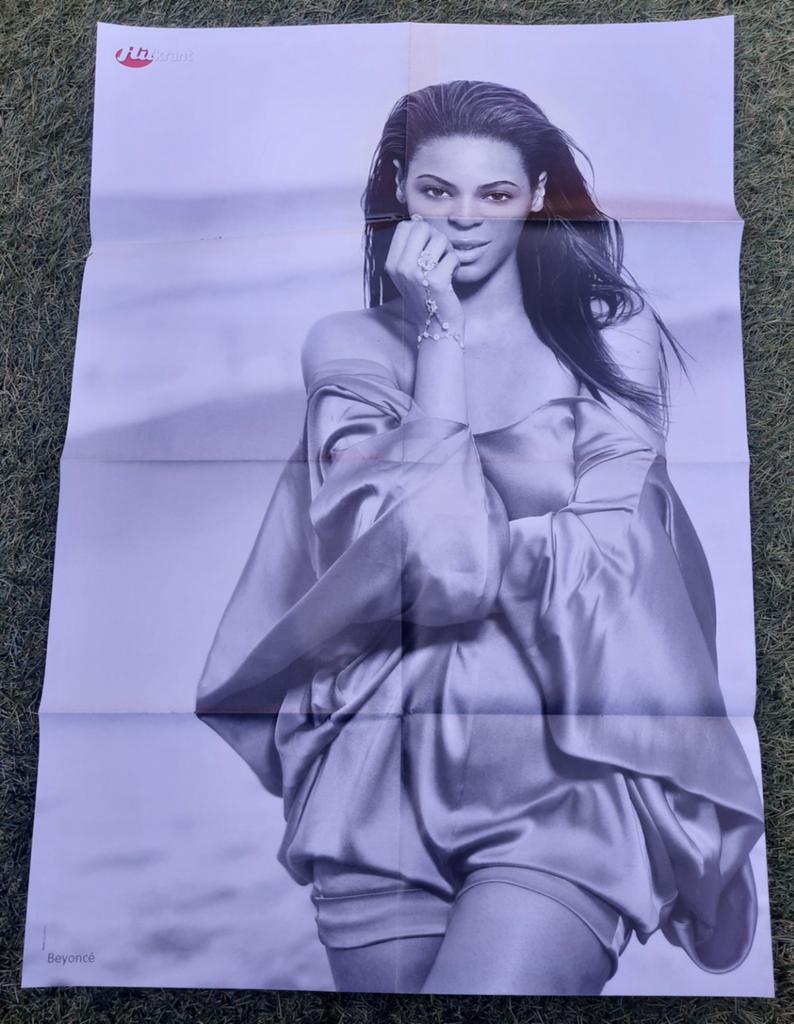 Grote Poster Hitkrant 2010 Beyonce / Vampire Diaries, Verzamelen, Ophalen of Verzenden, Gebruikt, A1 t/m A3, Muziek