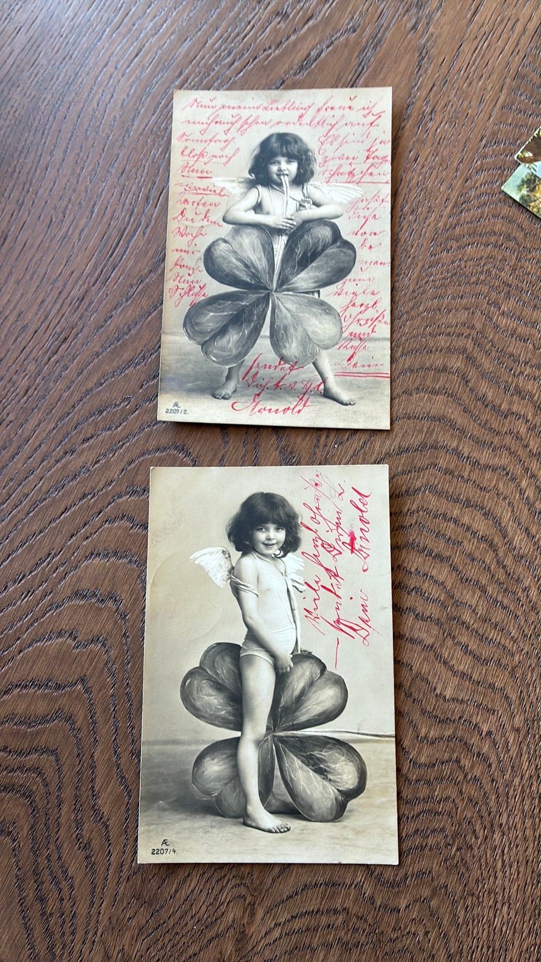 2 fotokaarten engeltjes met klaver 4. 1906, Ophalen of Verzenden, Voor 1920, Gelopen