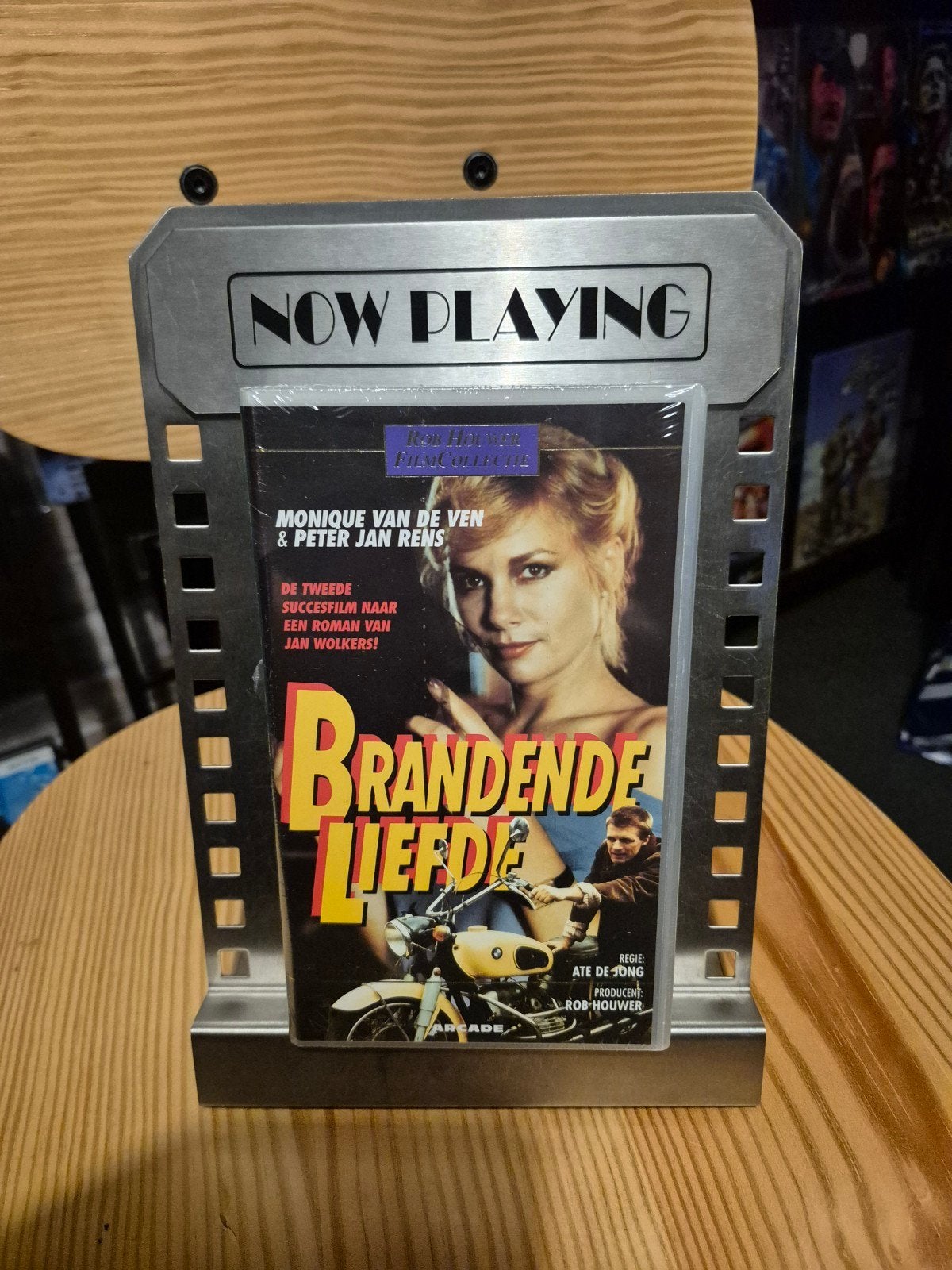 VHS Brandende Liefde - Nieuw in verpakking, Cd's en Dvd's, Ophalen of Verzenden, Nieuw in verpakking, Nederlandstalig, VHS