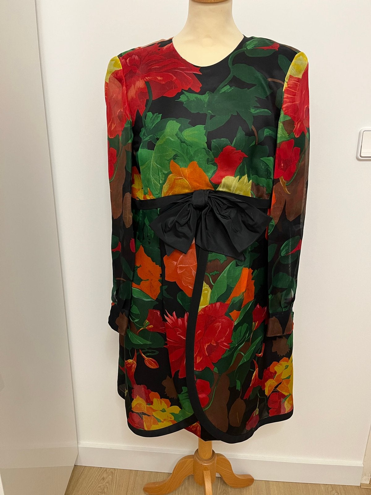 Zijde Couture Jurk met Bloemenprint en Strikdetail, Meerkleurig, Maat 42/44 (L), Ophalen of Verzenden, Zo goed als nieuw