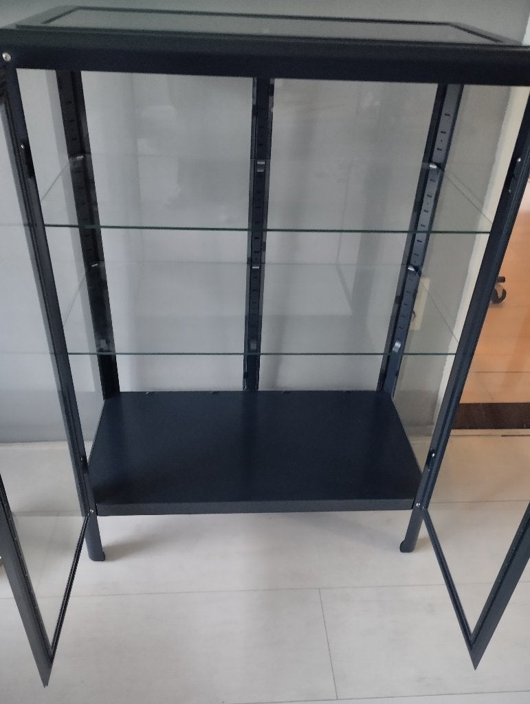 Fabrikor vitrinekast, Ophalen, Met plank(en), 50 tot 100 cm, Zo goed als nieuw