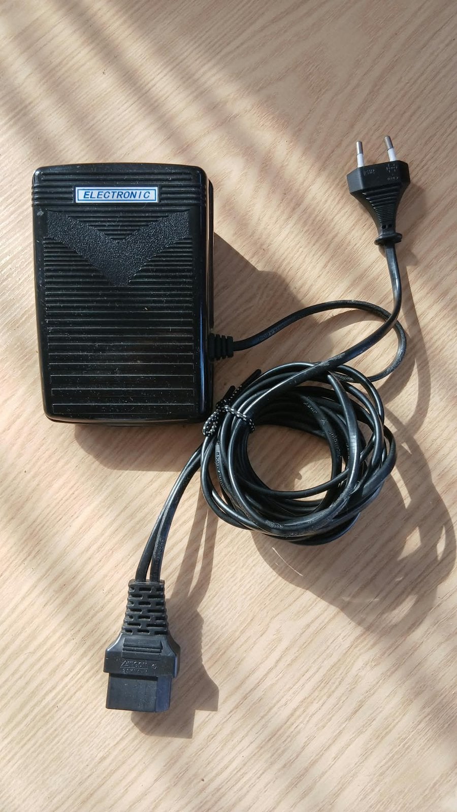 Aiegon HKT7 voetpedaal snelheidsregelaar naaimachine200-240V, Ophalen of Verzenden, Zo goed als nieuw