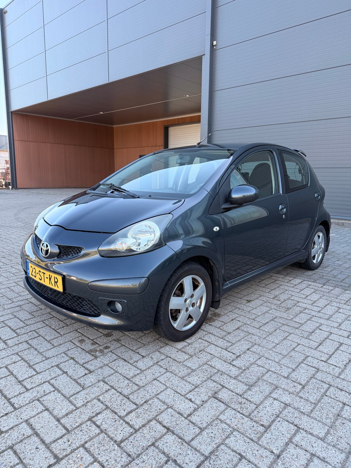 Toyota Aygo 1.0 Sport 5DRS 2006 Grijs, Auto's, Voorwielaandrijving, 4 stoelen, 68 pk, Origineel Nederlands