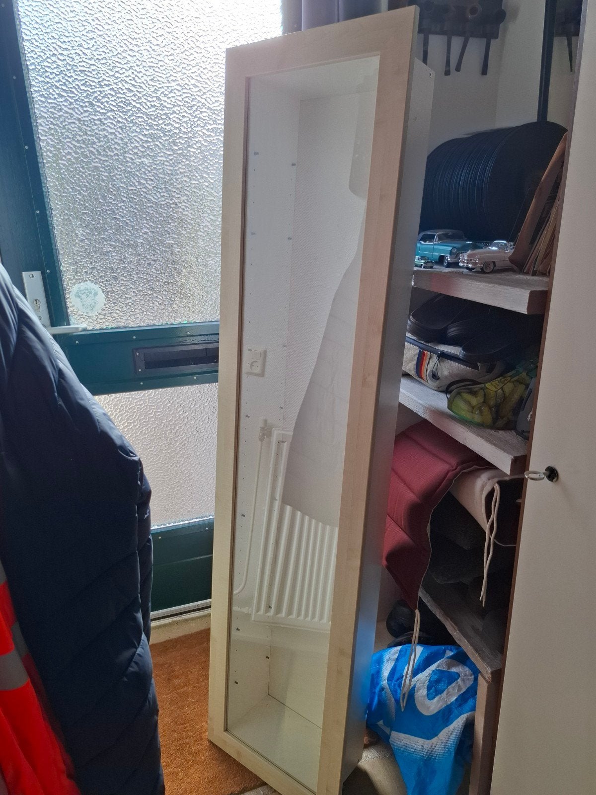 bertby vitrinekast ikea wandvitrine., Huis en Inrichting, Ophalen, (Half)hoge kast, 50 tot 100 cm, Zo goed als nieuw