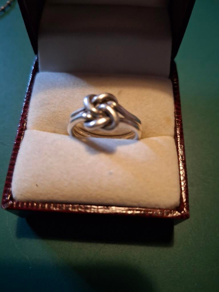 Zilveren  ring  met dubbele knoop, Antiek en Kunst, Ophalen of Verzenden