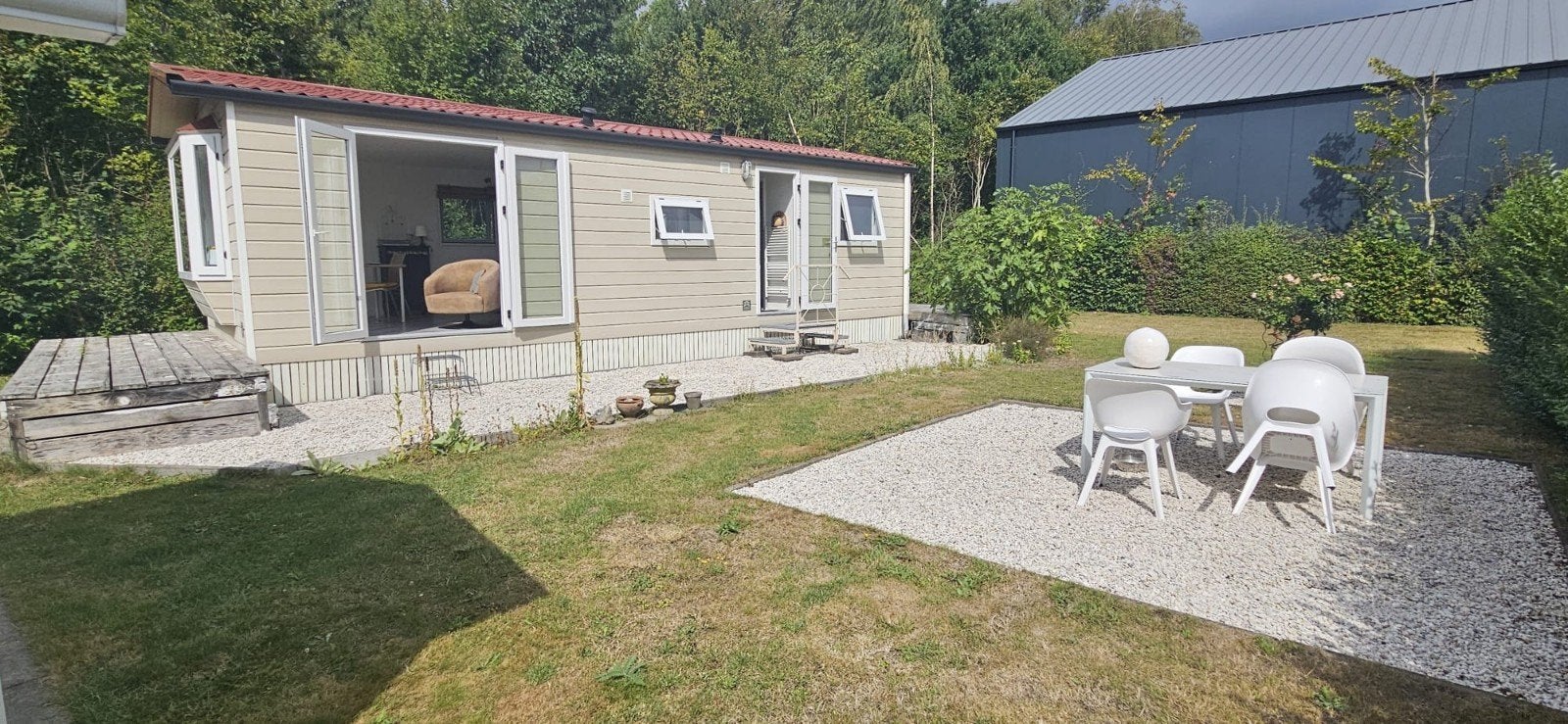 Stacaravan met tuin en schuur, Tot en met 2