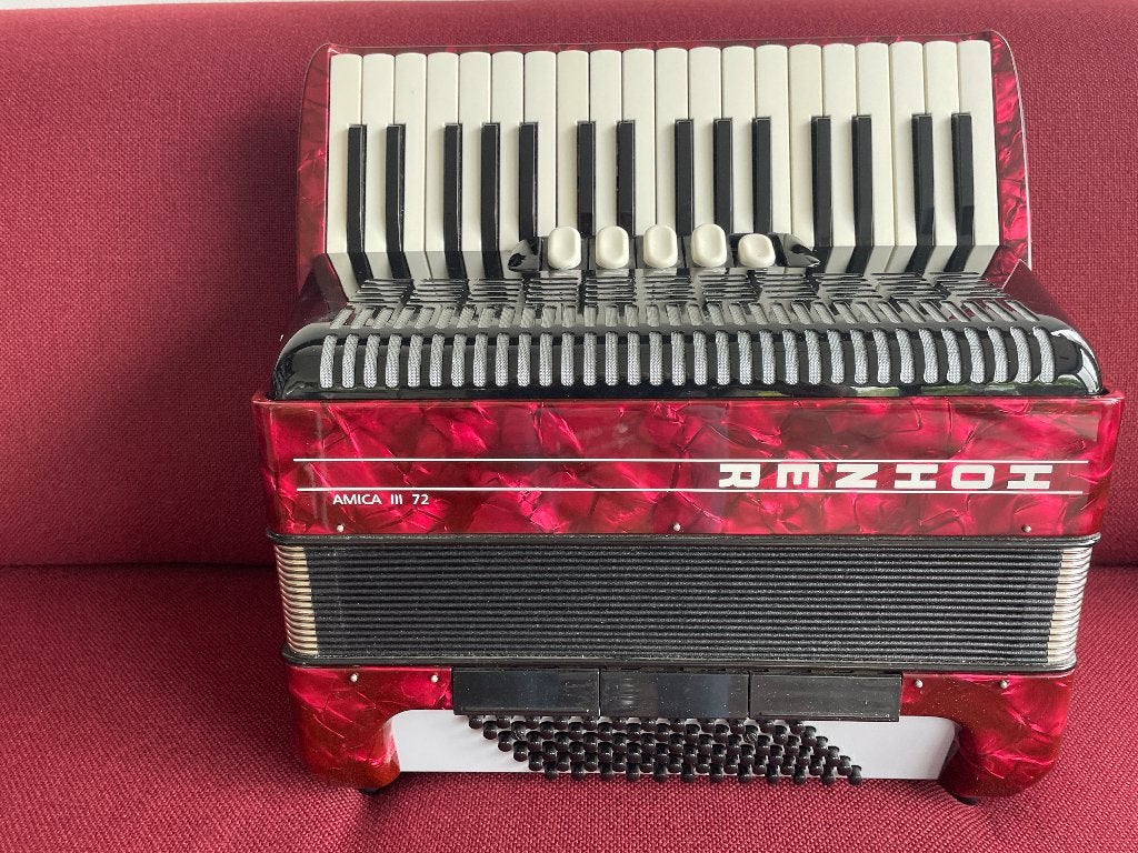 Z.g.a.n. Hohner Amica III accordeon . 72 bas ., Muziek en Instrumenten, Accordeons, 72-bas, Met koffer, Zo goed als nieuw, Hohner